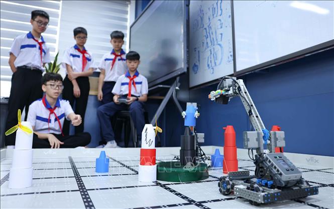 Học sinh được trải nghiệm trong một không gian khoa học đúng nghĩa, nơi mọi kiến thức trong sách giáo khoa đều có thể được “chạm vào” thông qua các bộ dụng cụ thí nghiệm, mô hình lắp ráp và thiết bị lập trình robot. (Ảnh: Thanh Tùng/TTXVN)